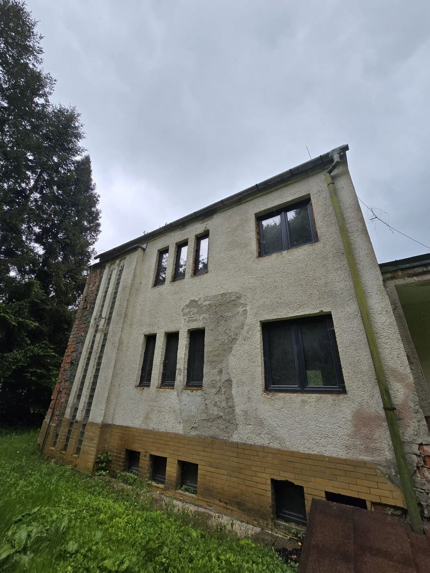 Priestranná budova s bývaním