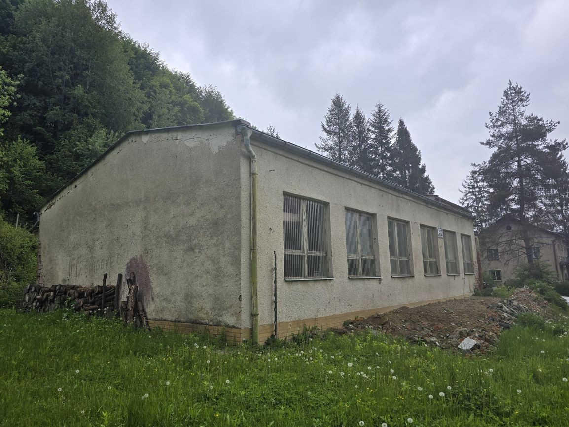 Priestranná budova s bývaním