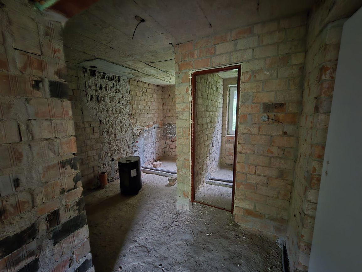 Priestranná budova s bývaním