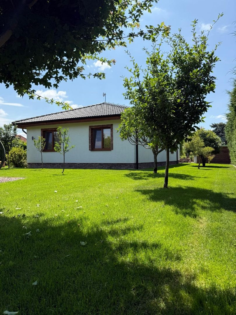 Štýlový 5-izbový bungalov s krásnou záhradou