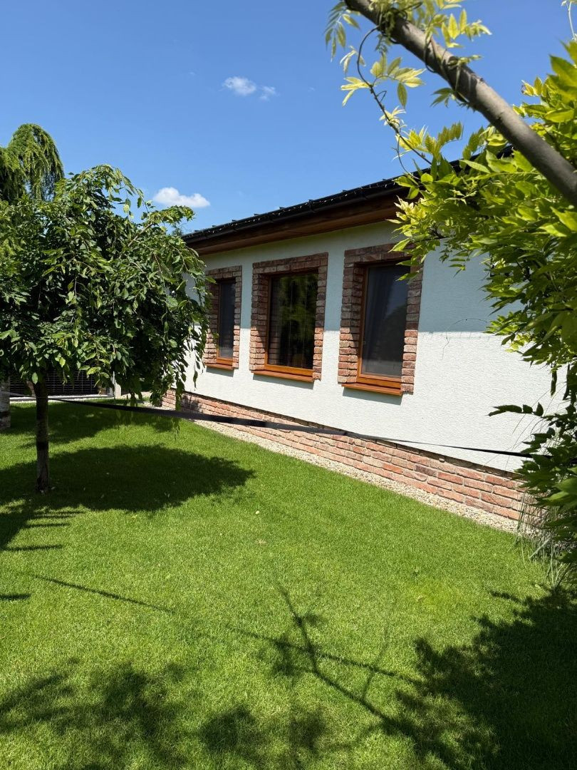 Štýlový 5-izbový bungalov s krásnou záhradou