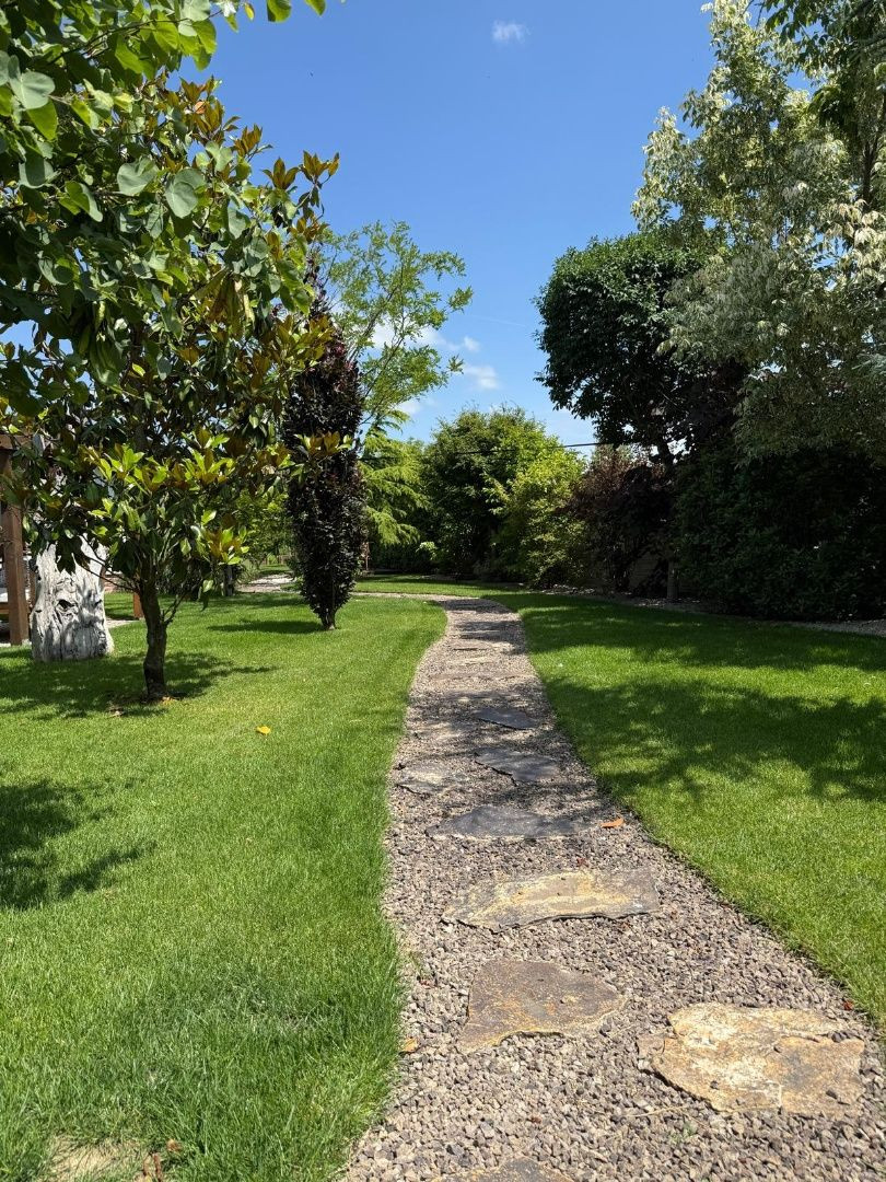 Štýlový 5-izbový bungalov s krásnou záhradou