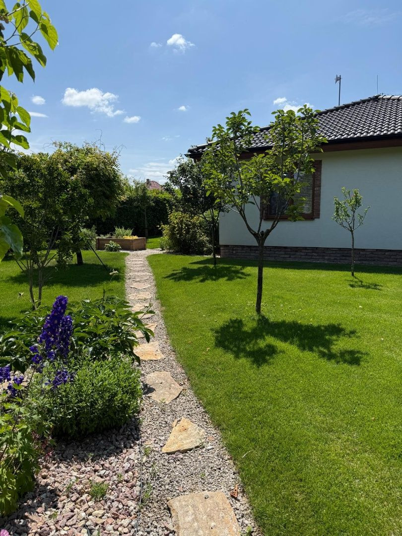 Štýlový 5-izbový bungalov s krásnou záhradou