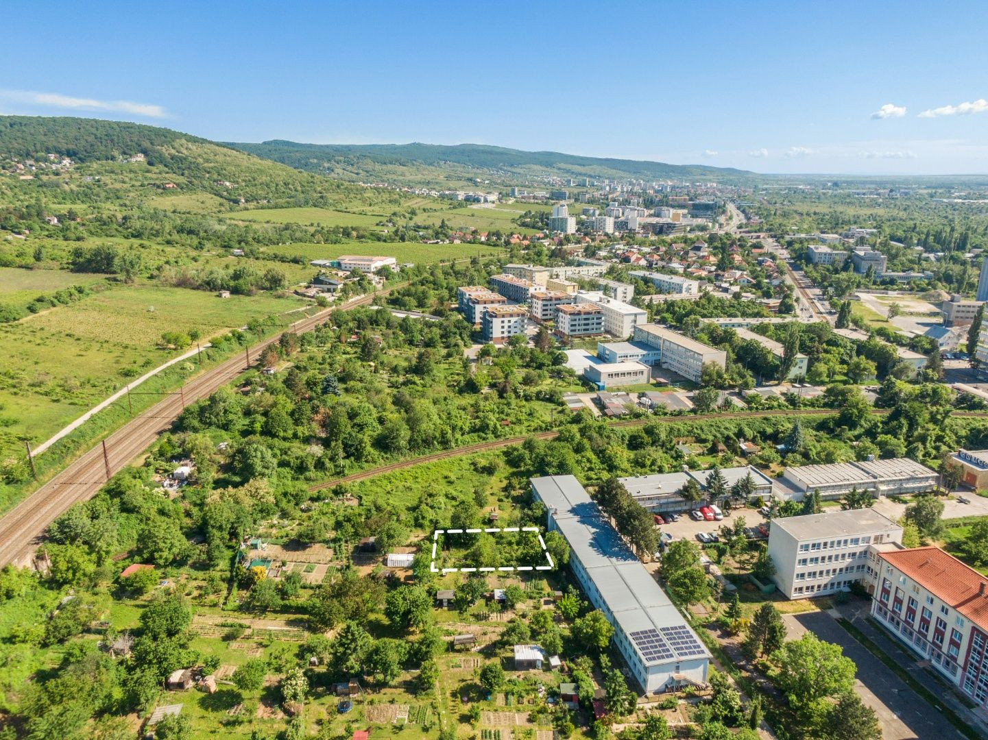 VÝRAZNE ZNÍŽENÁ CENA _  Záhrada 700m2_Predaj_ Račianska