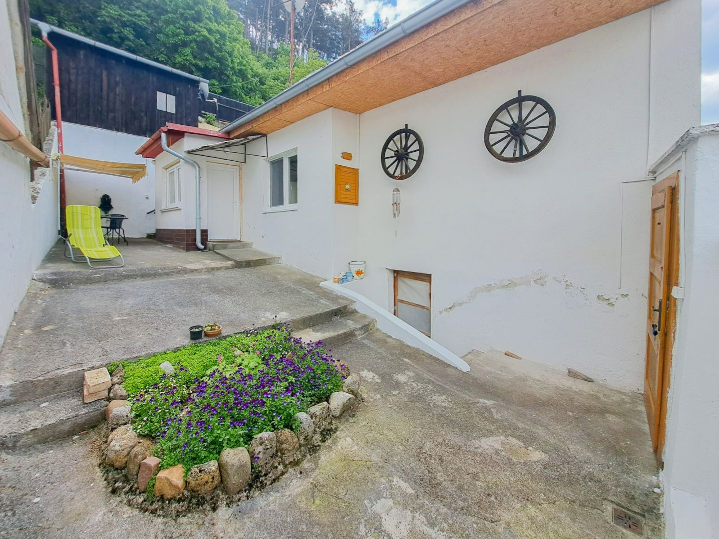 Malebná romantická chalupa pod lesom