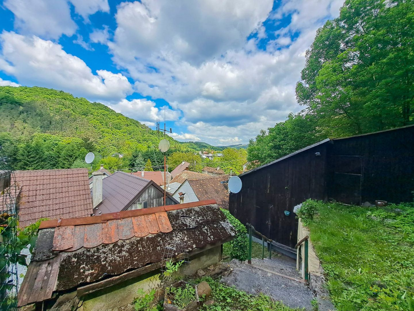 Malebná romantická chalupa pod lesom