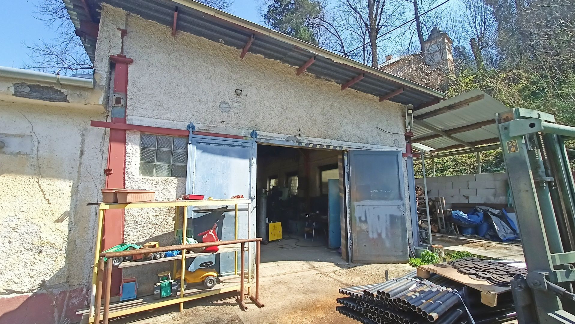 Viacúčelový objekt vhodný na podnikanie v obci Vyhne