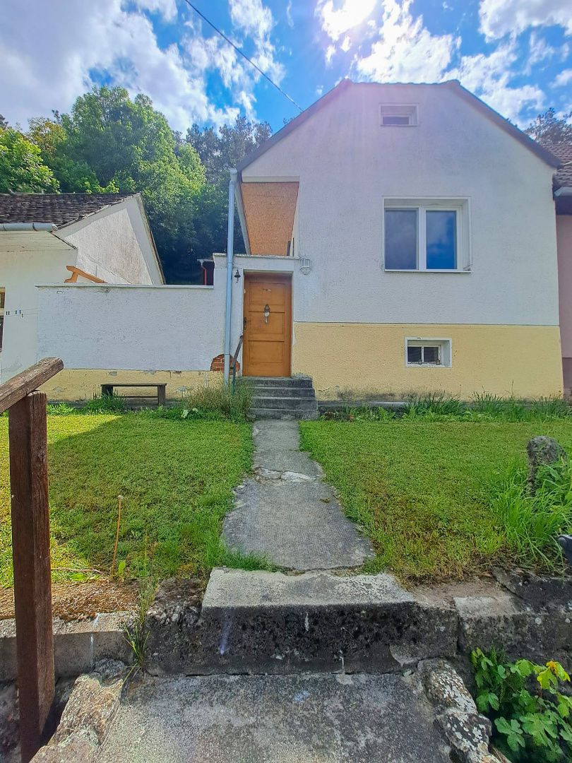 Malebný romantický domček pod lesom