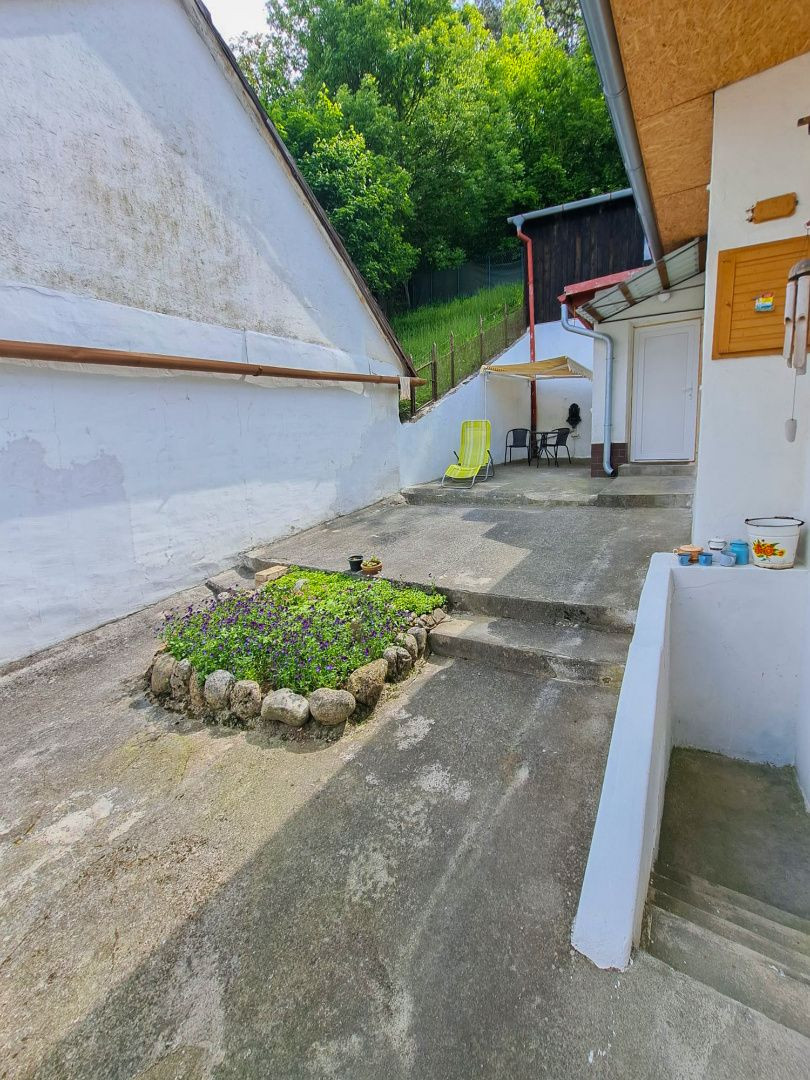 Malebný romantický domček pod lesom