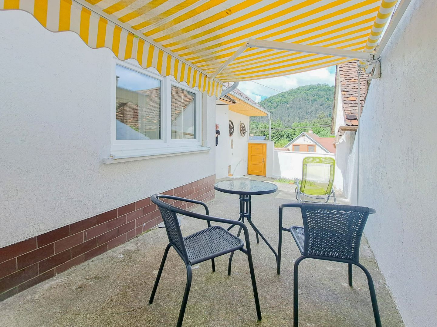 Malebný romantický domček pod lesom