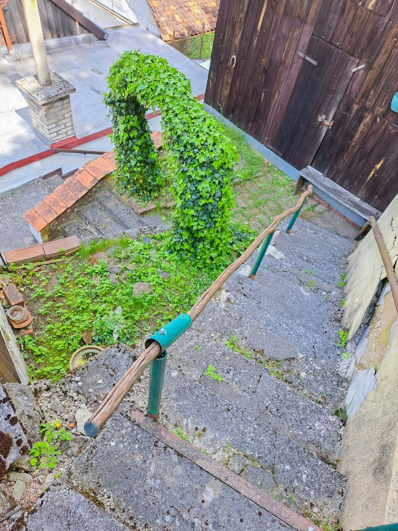 Malebný romantický domček pod lesom