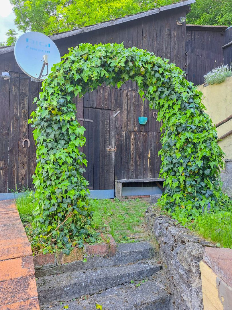 Malebný romantický domček pod lesom