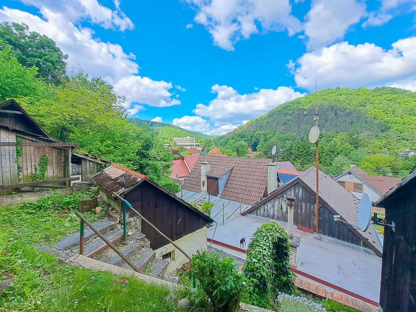 Malebný romantický domček pod lesom