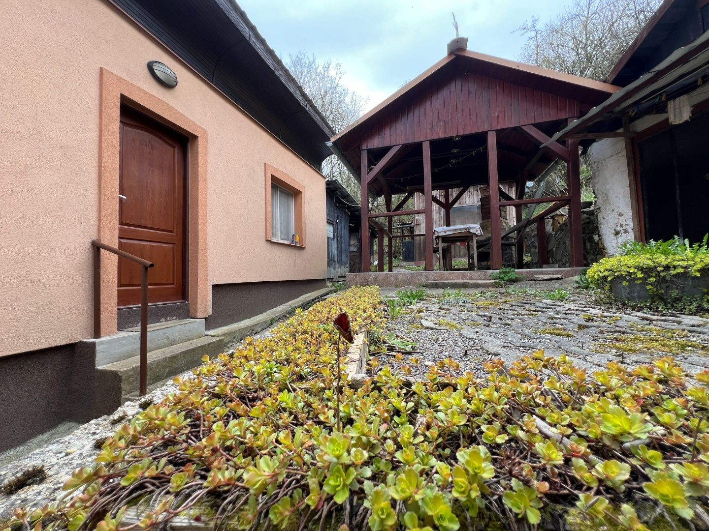 PREDANÉ - Chalupa pri potôčiku / Nová Baňa