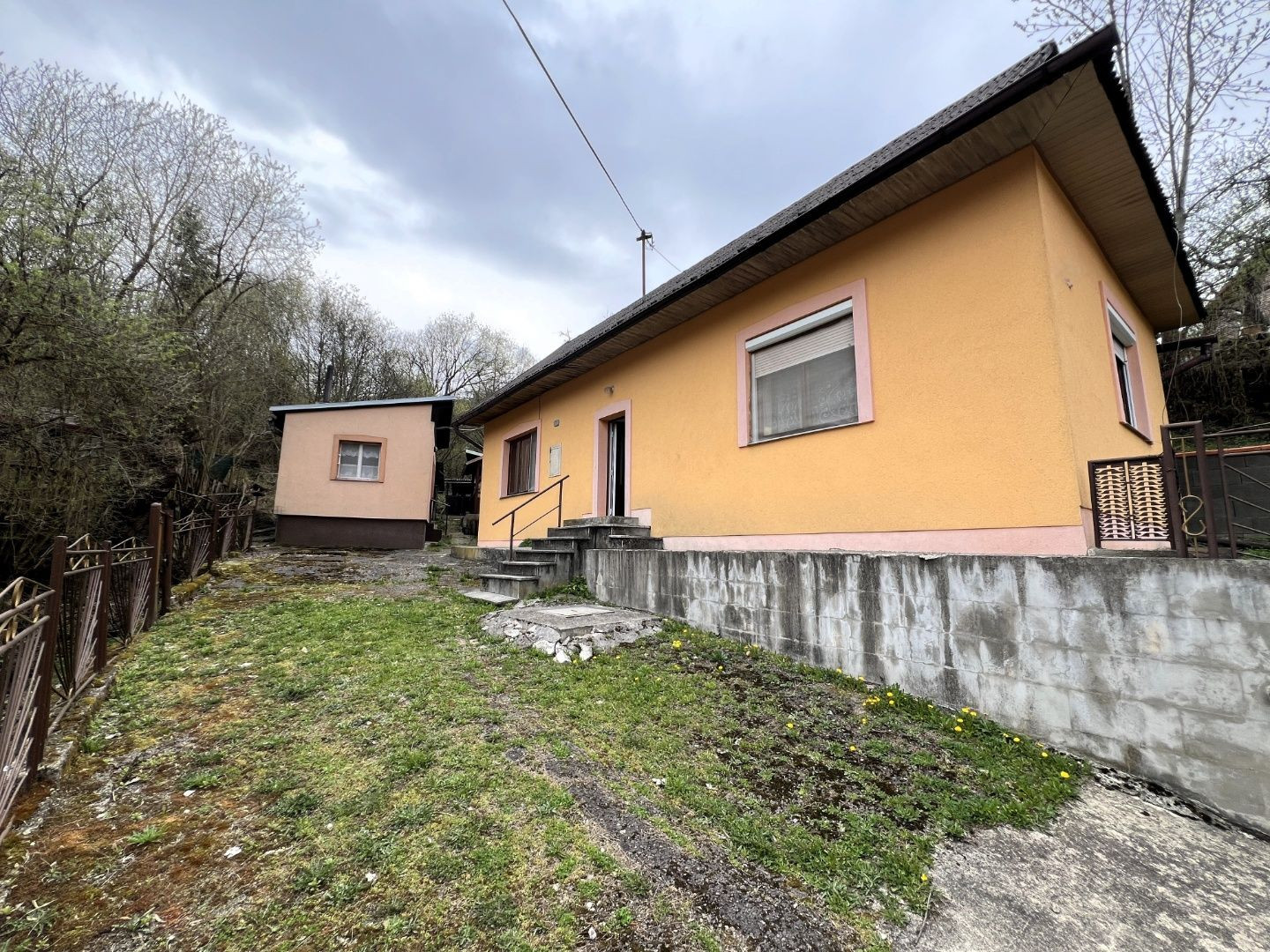 REZERVOVANÉ - RD - Chalupa pri potôčiku / Nová Baňa