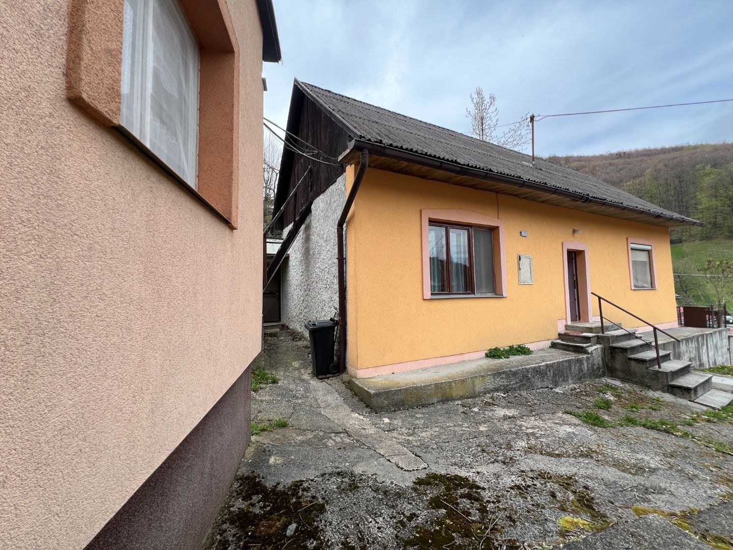 REZERVOVANÉ - RD - Chalupa pri potôčiku / Nová Baňa