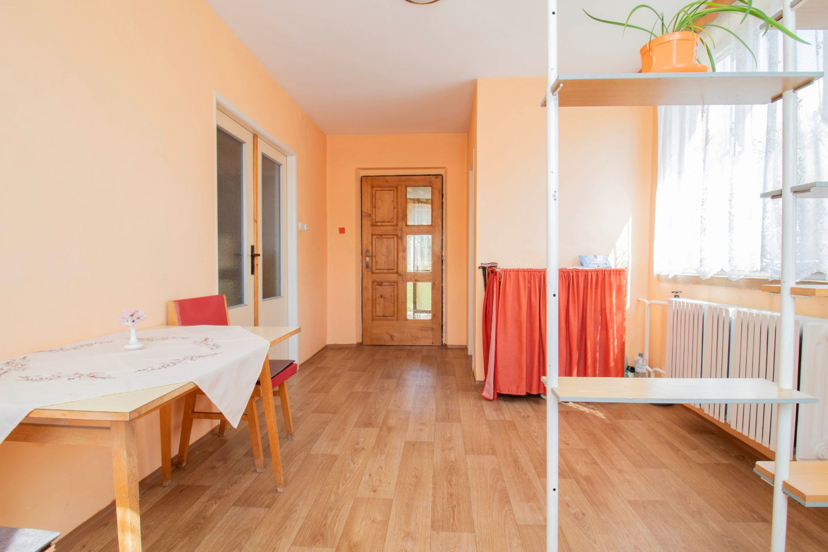 REZERVOVANÉ - Rodinný dom s rozľahlým slnečným pozemkom