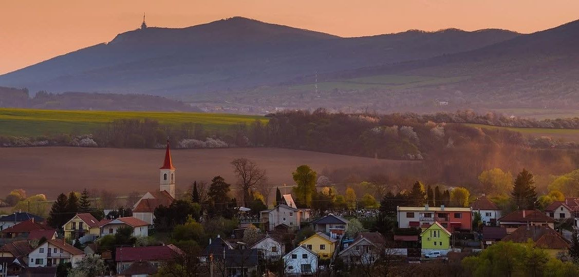 Nádherná záhrada s chatou neďaleko pohoria Tribeč