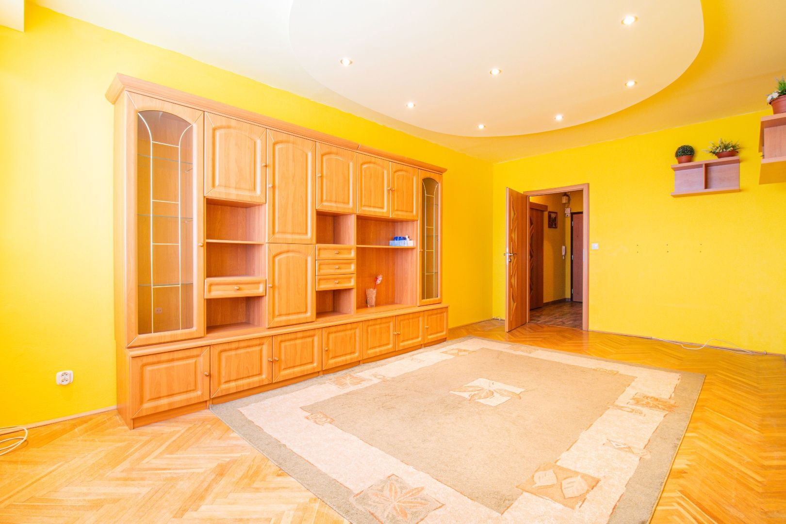 ZNÍŽENÉ !!! 3 IZBOVÝ BYT -V CENTRE- S VÝHĽADOM NA NÁMESTIE