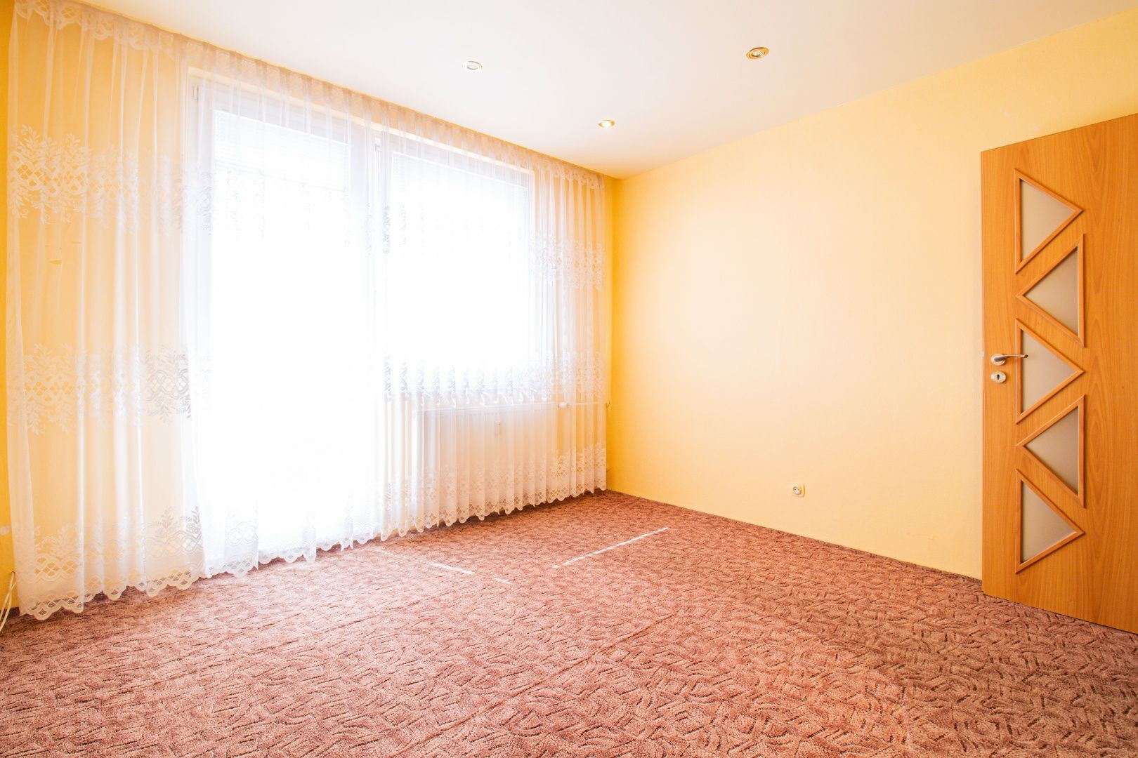 ZNÍŽENÉ !!! 3 IZBOVÝ BYT -V CENTRE- S VÝHĽADOM NA NÁMESTIE