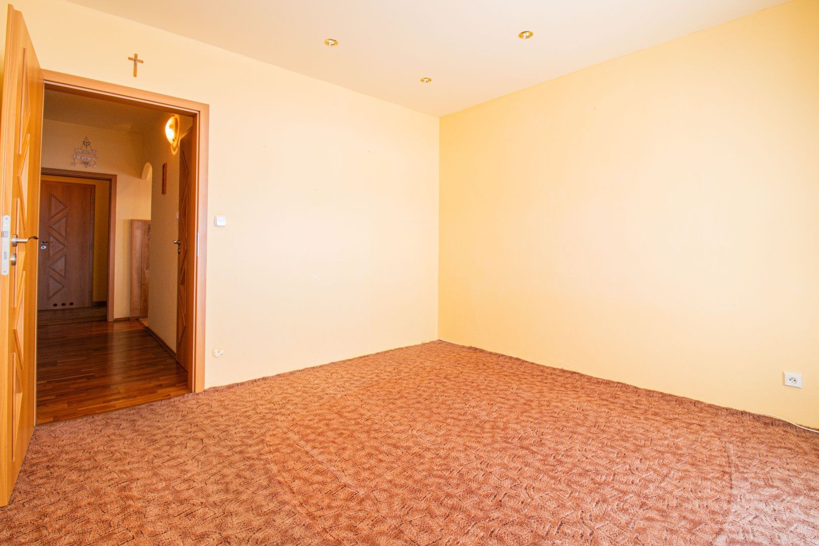 ZNÍŽENÉ !!! 3 IZBOVÝ BYT -V CENTRE- S VÝHĽADOM NA NÁMESTIE