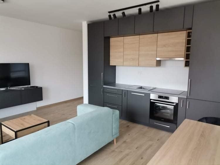 Kompletne zariadený 2 izbový byt s balkónom