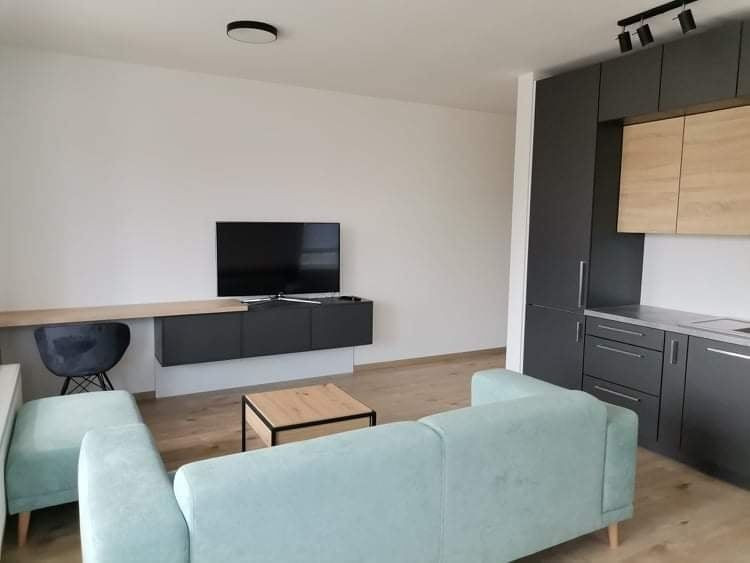 Kompletne zariadený 2 izbový byt s balkónom