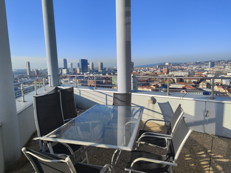 VEĽKOMETRÁŽNY dvojizbový byt s terasou