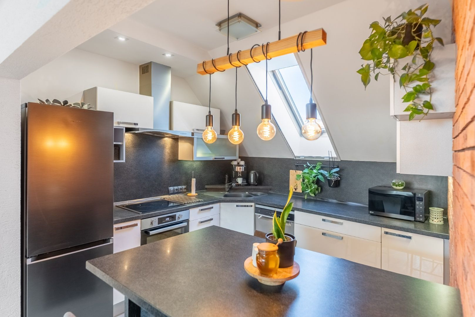 ***VÝNIMOČNÁ NEHNUTEĽNOSŤ LEN 20 km od Trnavy*** úžitková plocha 590 m2***veľký dvor s bazénom a wellnesom***