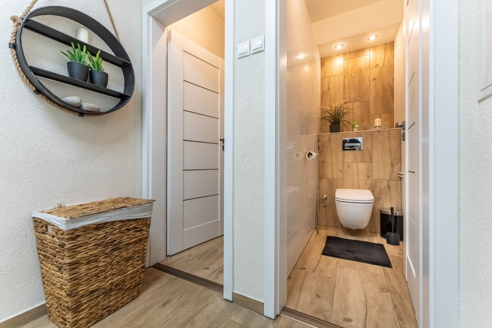 ***VÝNIMOČNÁ NEHNUTEĽNOSŤ LEN 20 km od Trnavy*** úžitková plocha 590 m2***veľký dvor s bazénom a wellnesom***