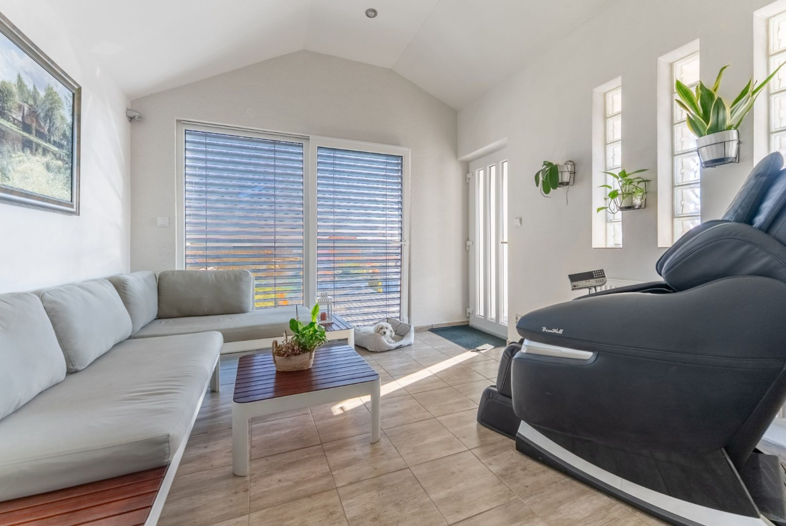 ***VÝNIMOČNÁ NEHNUTEĽNOSŤ LEN 20 km od Trnavy*** úžitková plocha 590 m2***veľký dvor s bazénom a wellnesom***