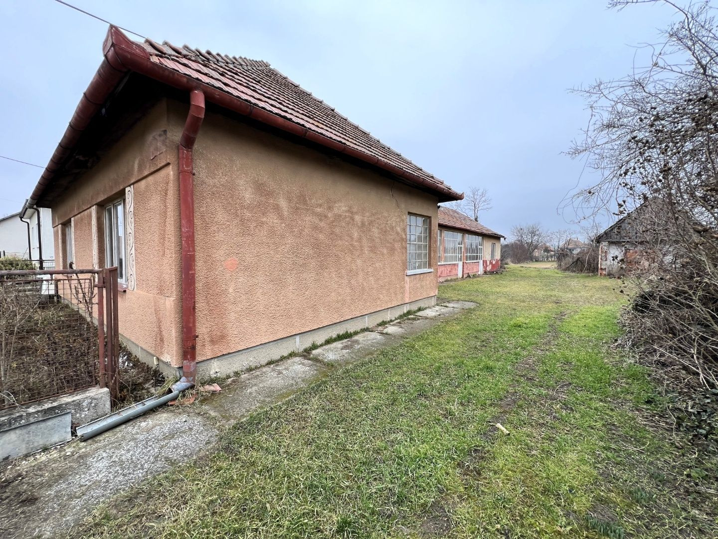 PREDANÉ - Pozemok so starým domom Veľká Maňa / Nové Zámky.