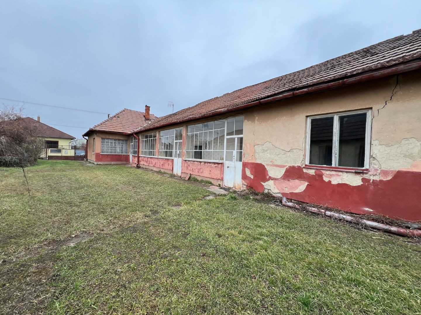 PREDANÉ - Pozemok so starým domom Veľká Maňa / Nové Zámky.