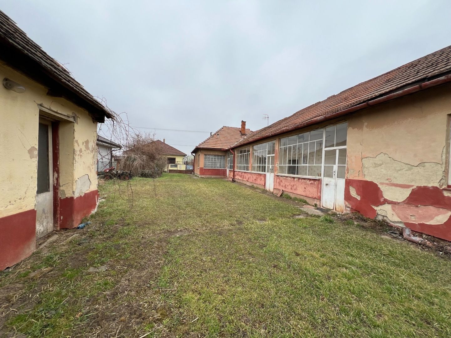 PREDANÉ - Pozemok so starým domom Veľká Maňa / Nové Zámky.