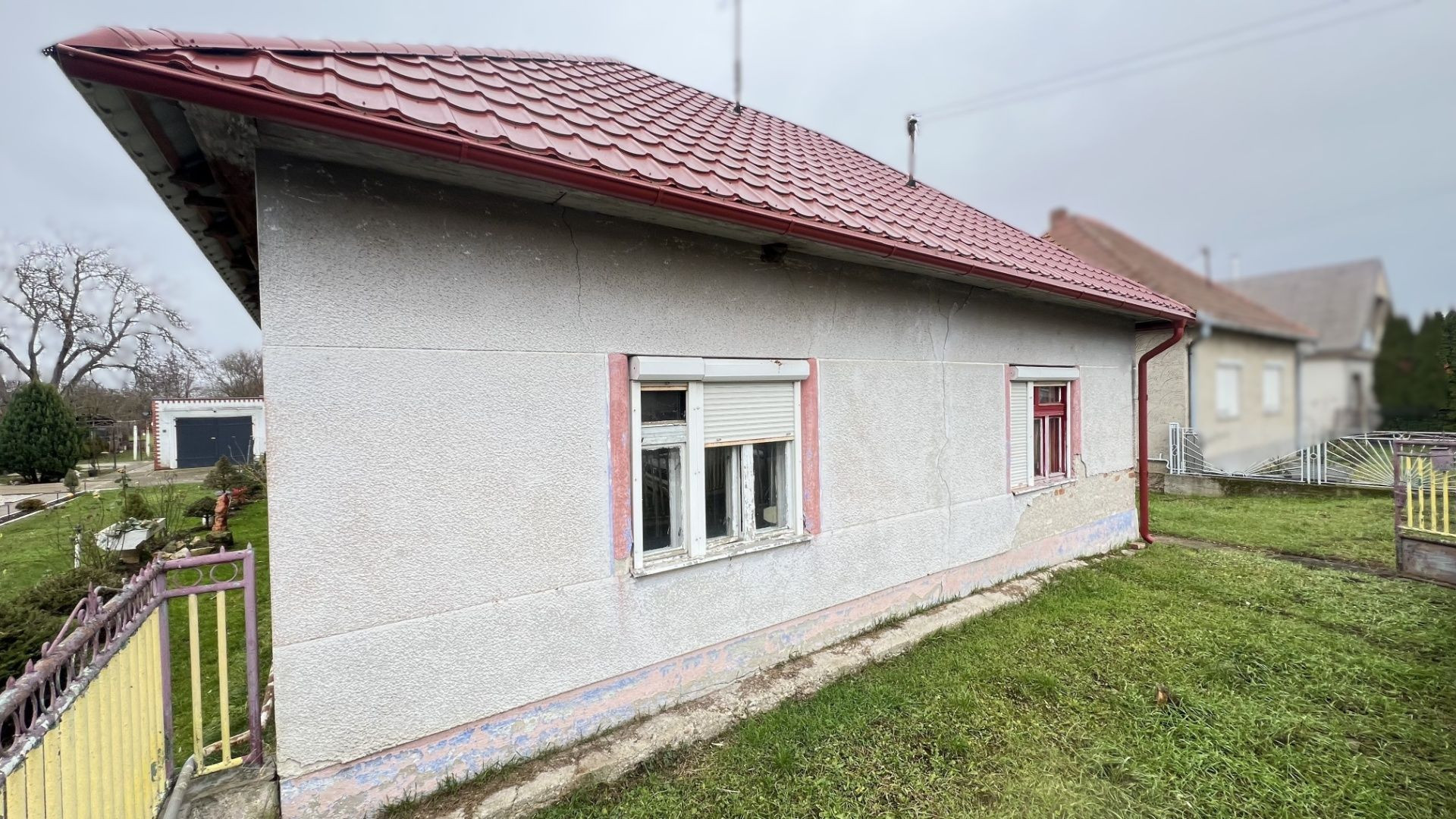 ZNÍŽENÁ CENA! - Rodinný dom s novou strechou v obci Lúčnica nad Žitavou / Nitra.