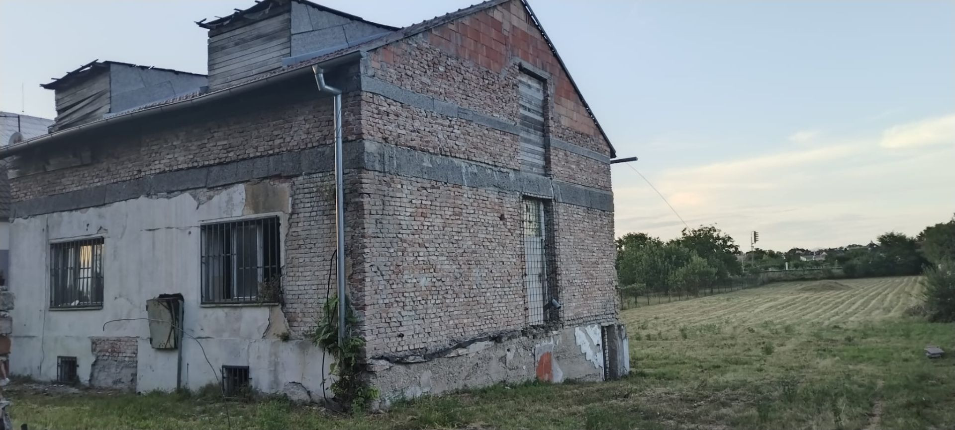 Pozemok ideálny na výstavbu 2 rodinných domov