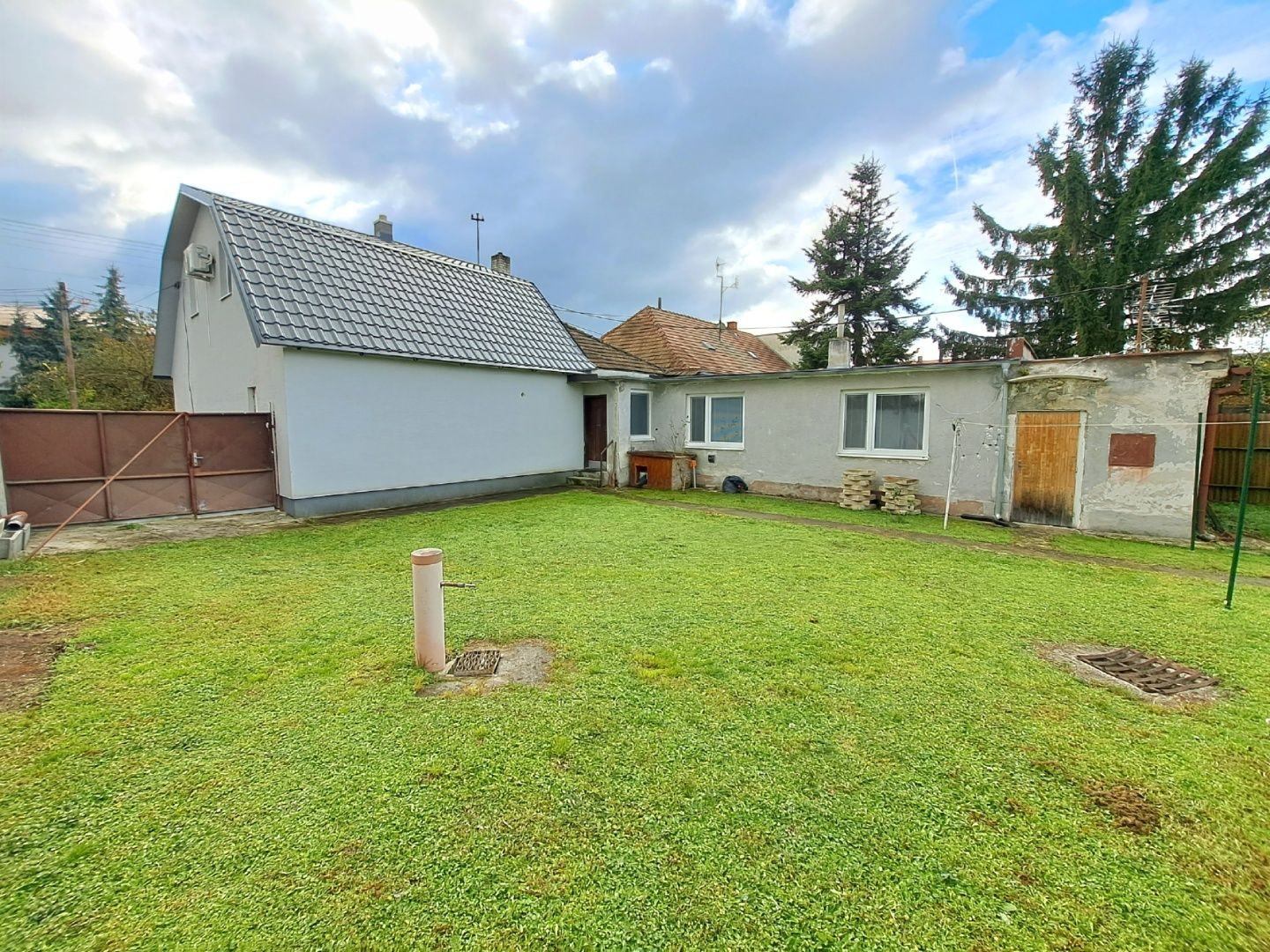 Starší domček s krásnym pozemkom