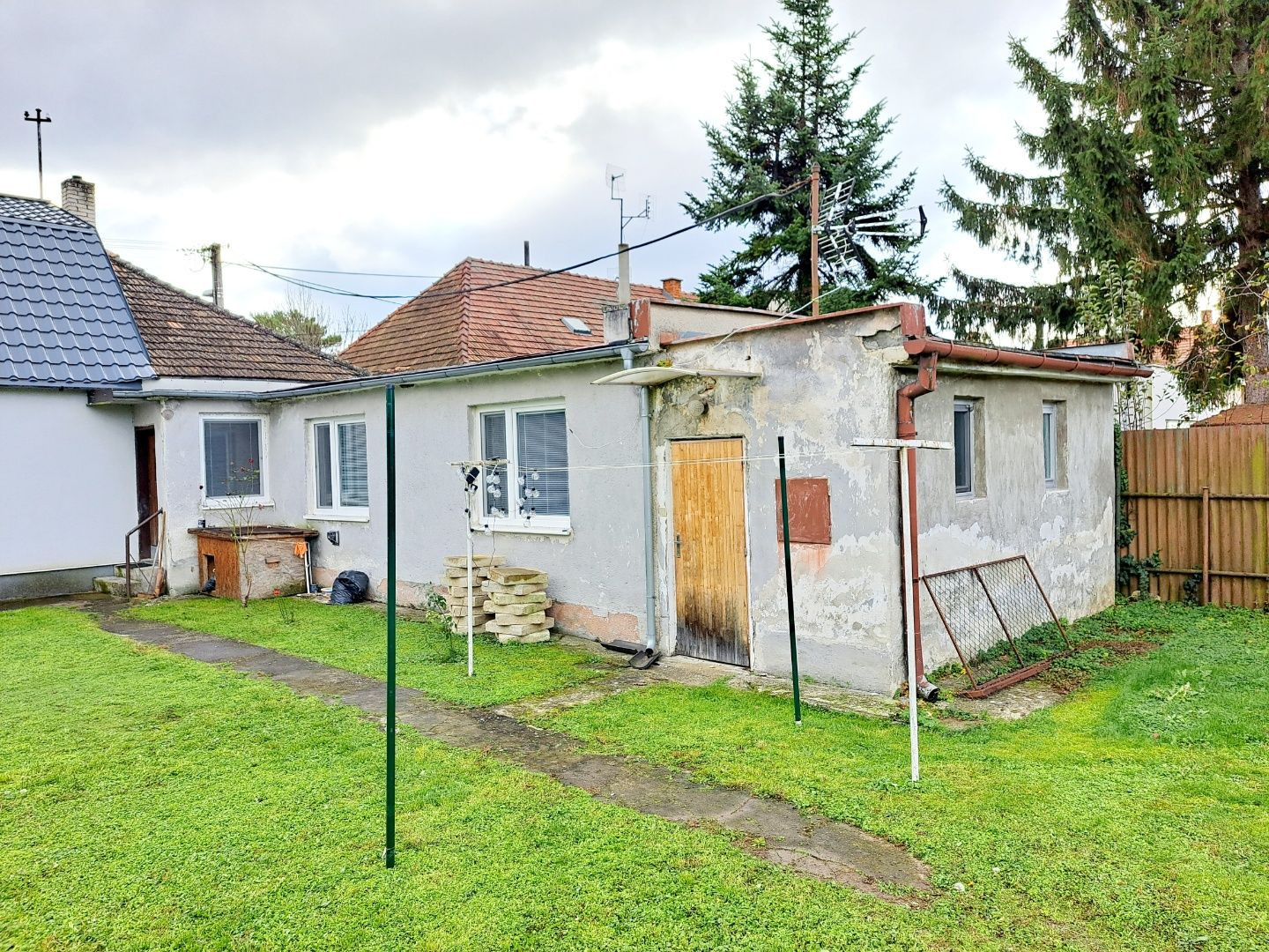 Starší domček s krásnym pozemkom