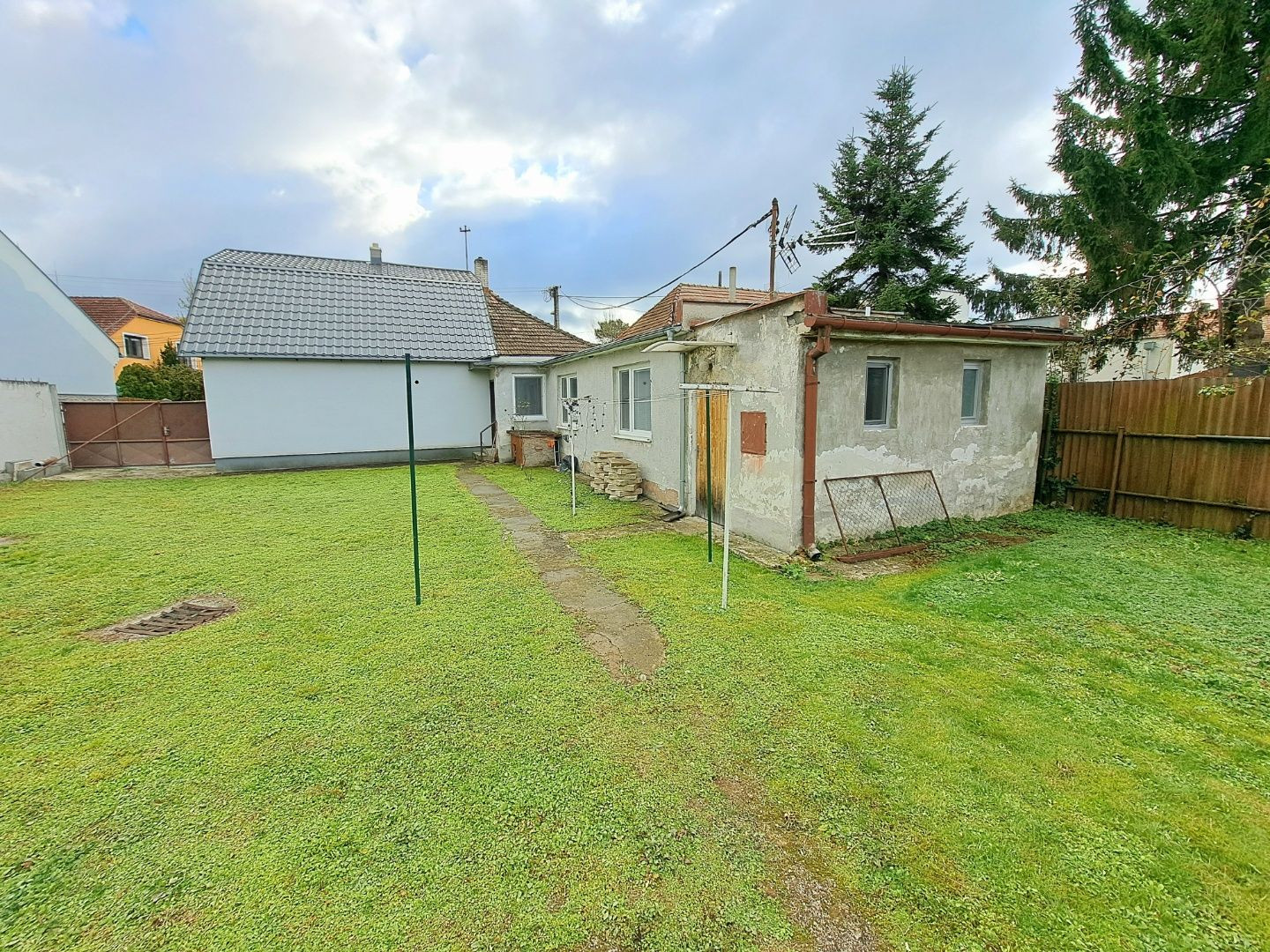 Starší domček s krásnym pozemkom
