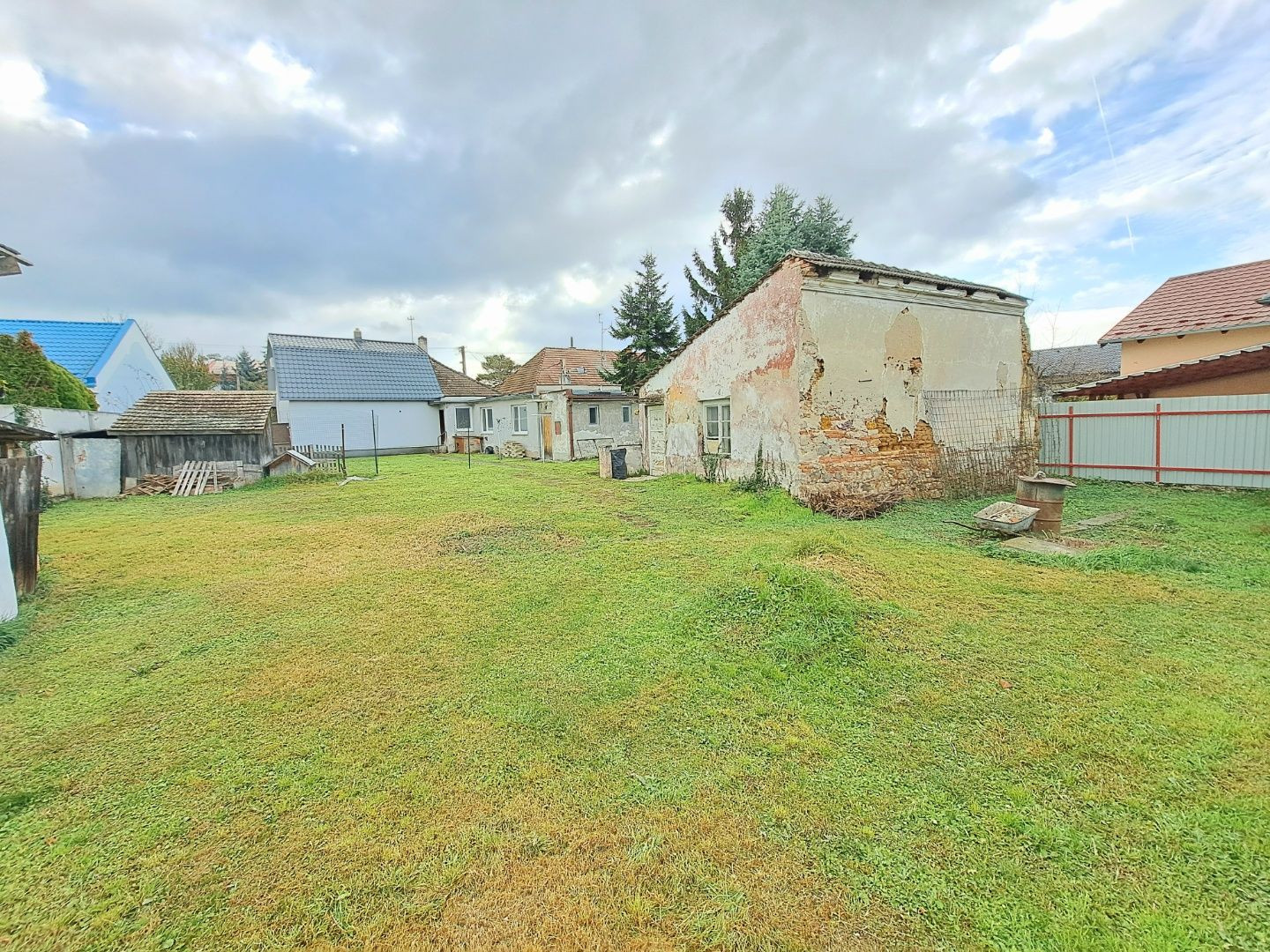Starší domček s krásnym pozemkom