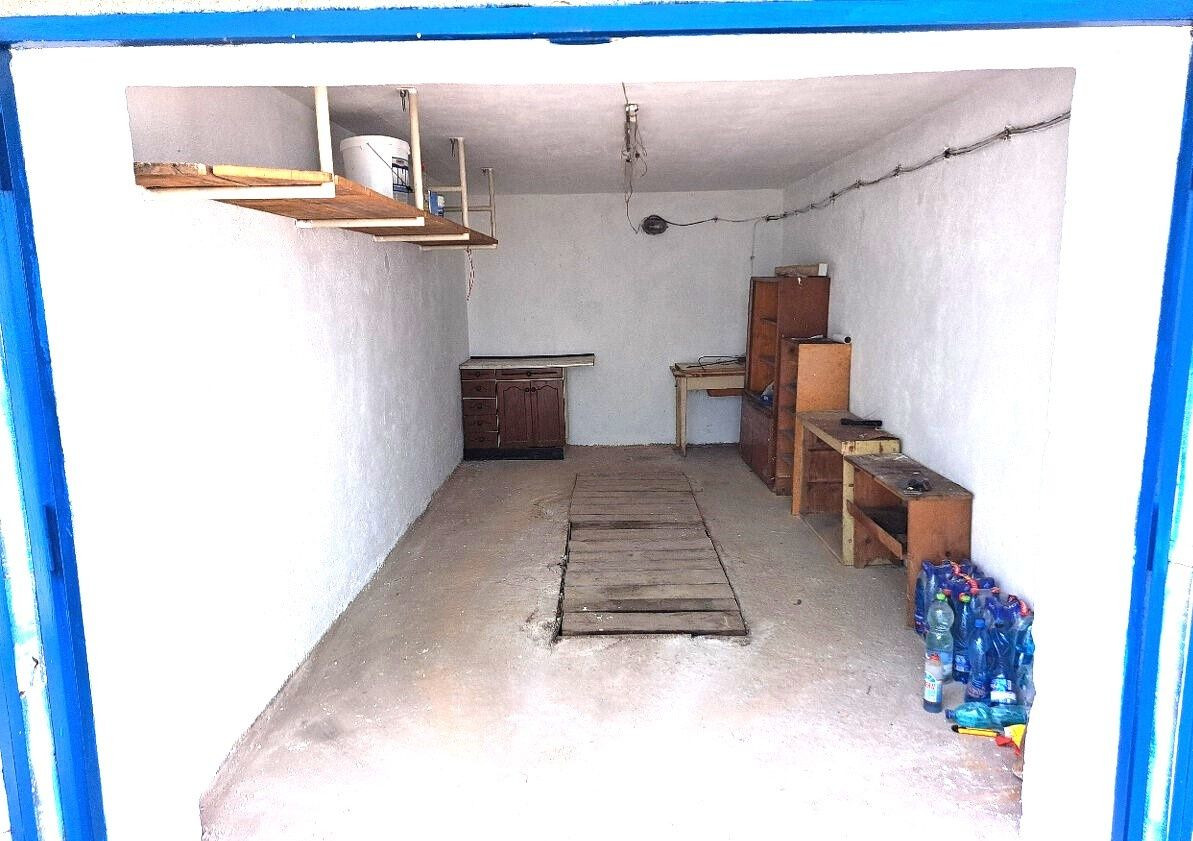 REZERVOVANÉ - GARÁŽ S MONTÁŽNOU JAMOU A ELEKTRIKOU - VÝBORNÁ LOKALITA