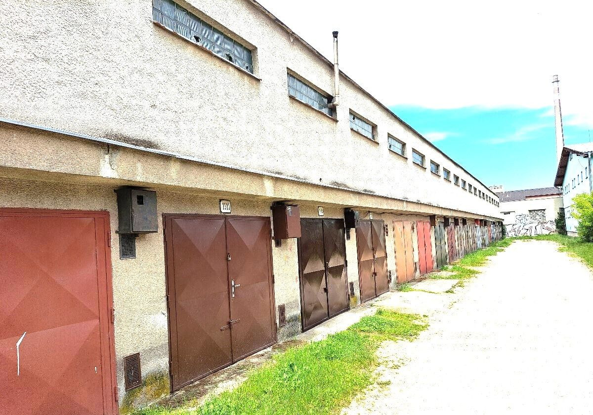 REZERVOVANÉ - GARÁŽ S MONTÁŽNOU JAMOU A ELEKTRIKOU - VÝBORNÁ LOKALITA