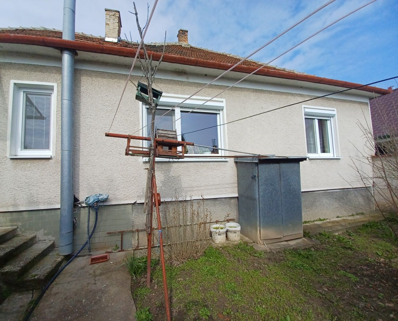 Presvetlený dom s rovinatým pozemkom