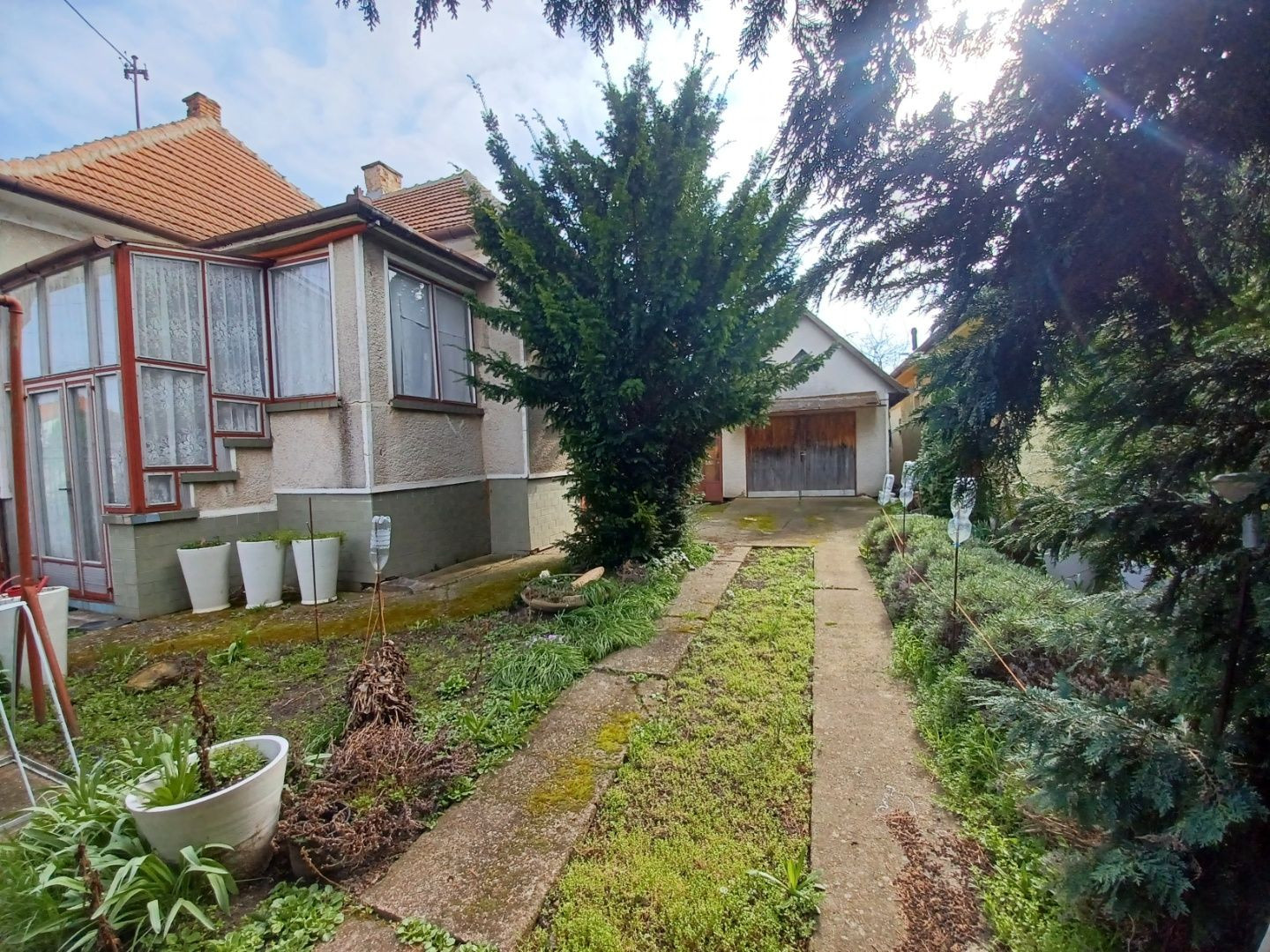 Presvetlený dom s rovinatým pozemkom