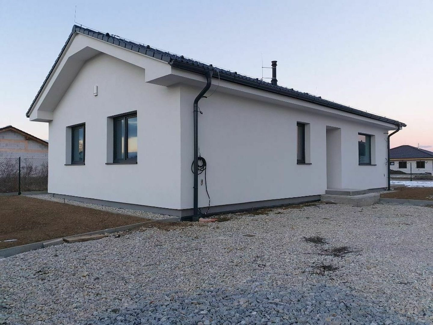 Zaujímavá skolaudovaná novostavba v tichej lokalite blízko mesta