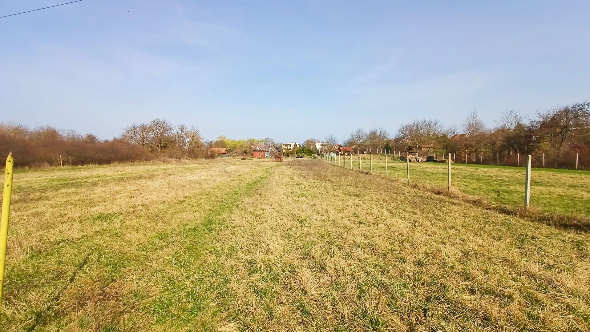 Rovinatý pozemok na predaj v blízkosti prírody