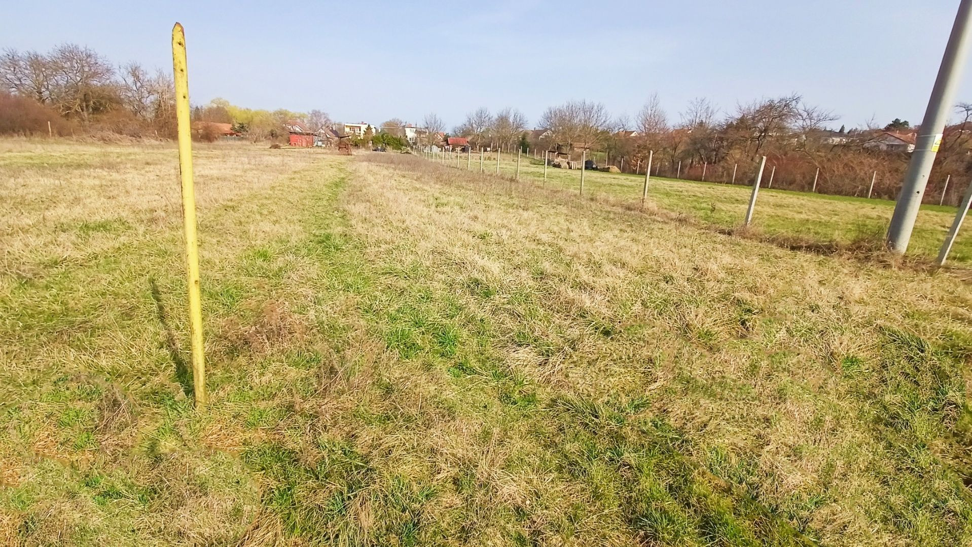 Rovinatý pozemok na predaj v blízkosti prírody