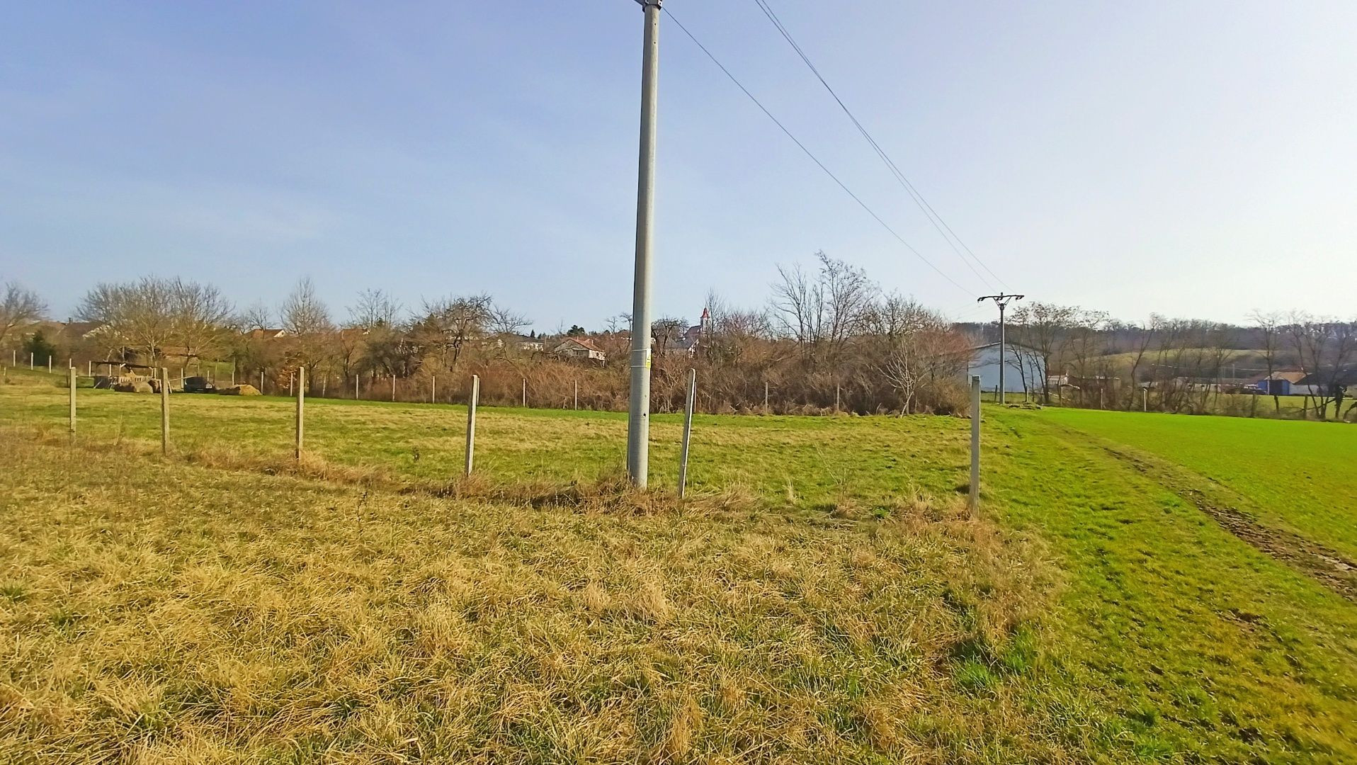 Rovinatý pozemok na predaj v blízkosti prírody