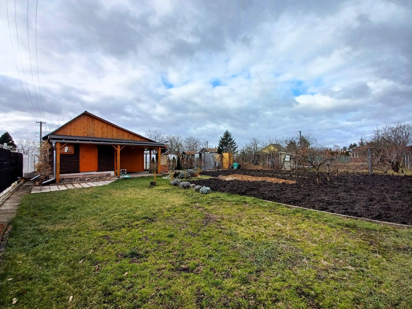 Záhrada s chatkou na okraji mesta / Levice.