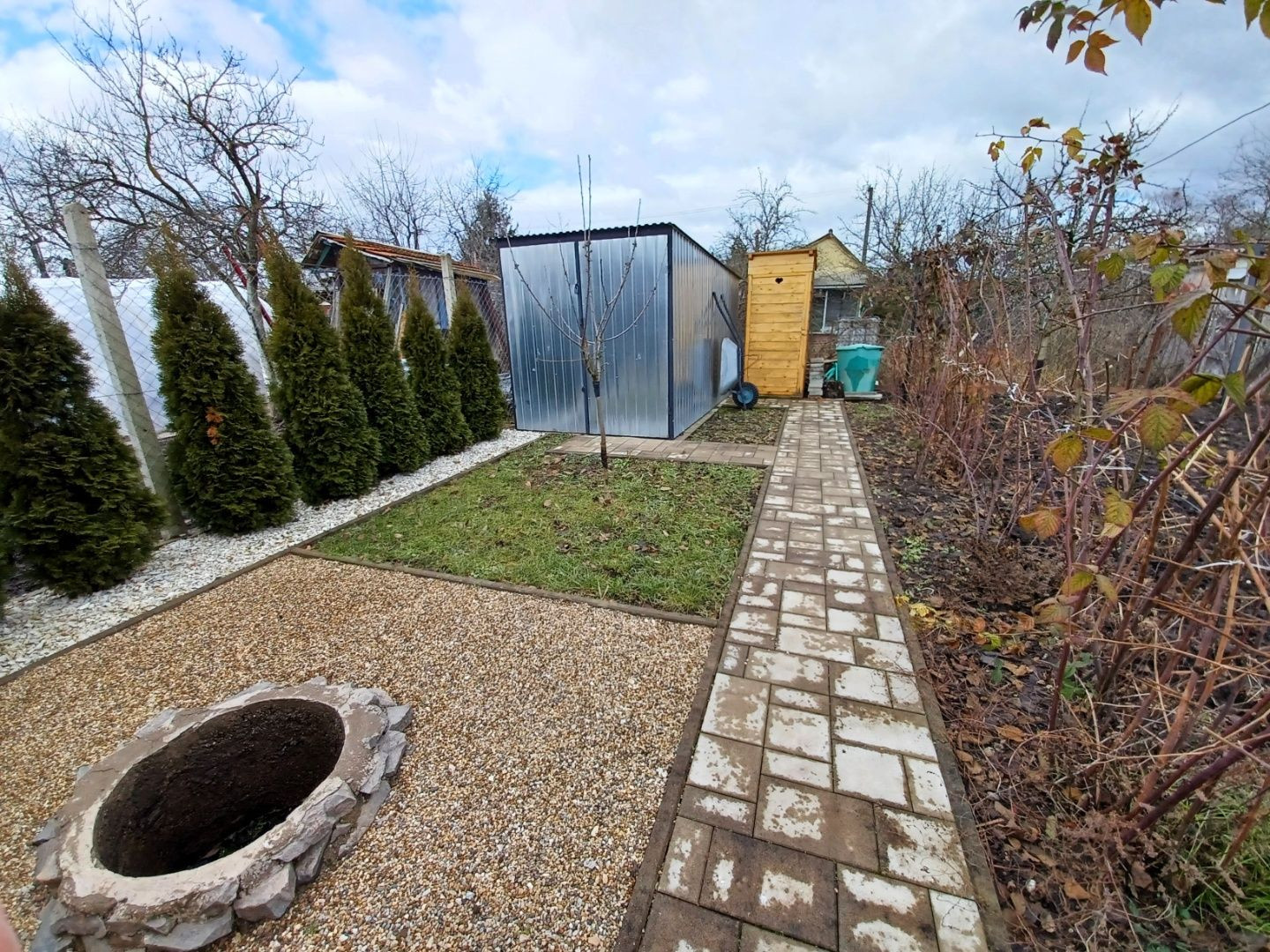 Záhrada s chatkou na okraji mesta / Levice.